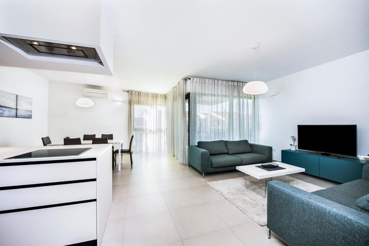 Sunny Day - Apartment With Parking Rovinj Exteriör bild